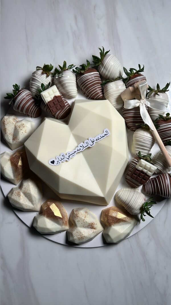 Breakable chocolate heart + 20 strawberries + 6 mini cake heart