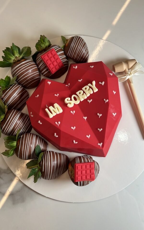 Breakable chocolate heart + 8 strawberries + 3 mini heart cake
