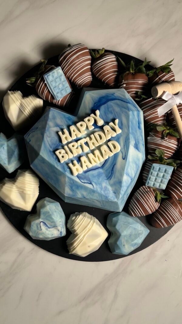 Breakable chocolate heart + 20 strawberries + 6 mini cake heart